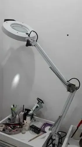 Luminária estek com lupa nova 