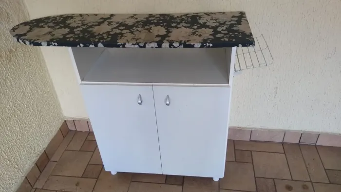Tábua de passar roupa com armário