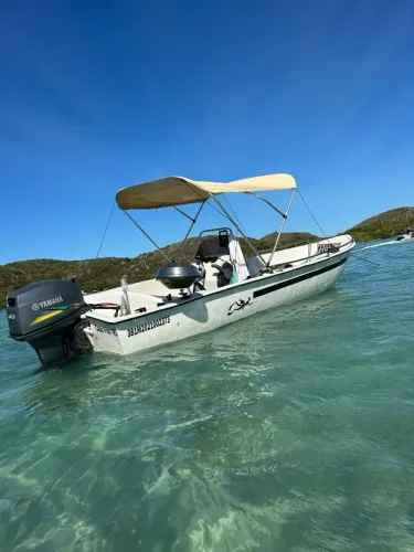 LANCHA medindo 5,20 metros com CASCO EM FIBRA DE VIDRO