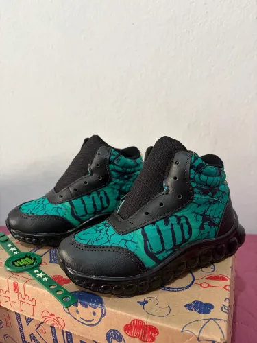 Vende-se botinha Hulk n?24