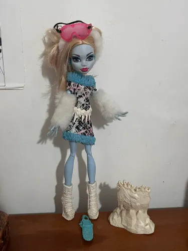 Abbey Bominable Art Class G1