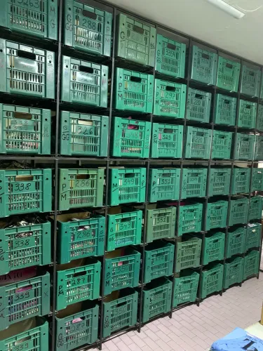 Estante de metalon para armazenar caixas plásticas