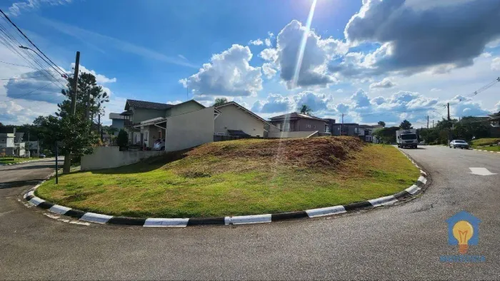 Terreno à venda no condomínio Villa Rica