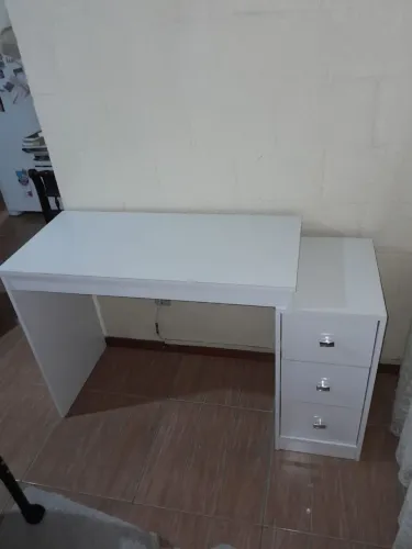 Mesa de escritório com 3 gavetas