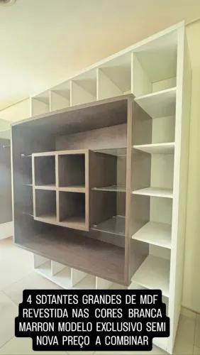 Prateleira de MDF revestida na cor branca e marrom 