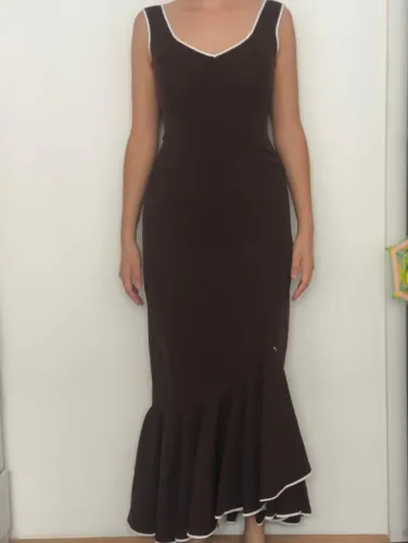 Vestido de flamenco adulto, confeccionado por costureira especializada.