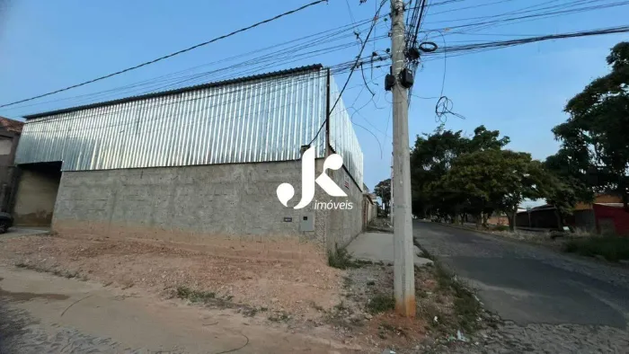Galpão De esquina Amplo com Pé-Direito Alto na Avenida Principal do Bella Vista