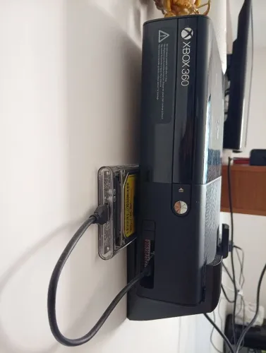 Xbox 360 Super Slim destravado.