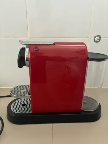 A cafeteira da imagem é o modelo Nespresso CitiZ na cor vermelha (Cherry Red)