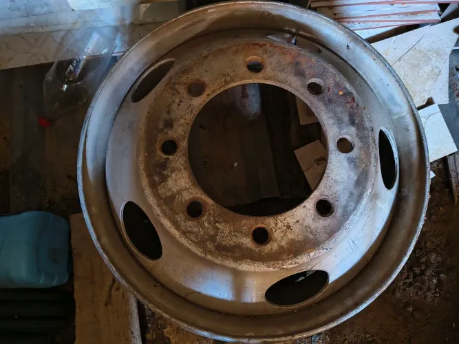 Roda para Mercedes Benz 1113 8 furos sem câmara