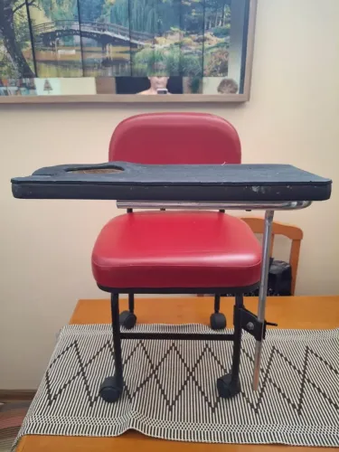 Cadeira de Manicure com Estofado novo em ótimo estado.