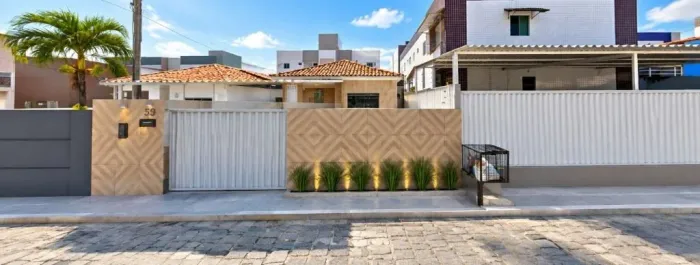 Casa com 3 quartos, suíte, piscina e 2 vagas no José Américo, João Pessoa. Conforto e prat