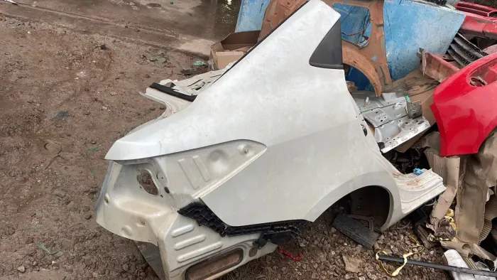 Lateral Traz.Esq.Yaris Sedam 2022/23.