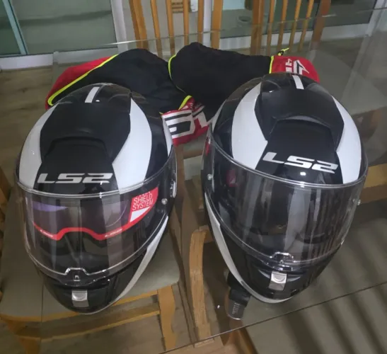 2 capacetes vector evo LS2