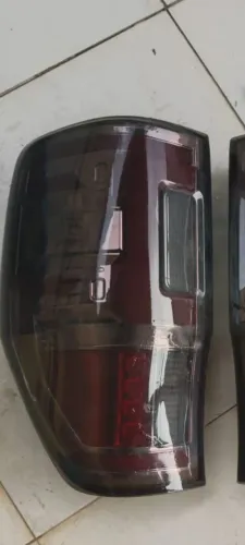 Vende -se uma lanterna traseira do lado direito da Ranger.Estilo RAPTOR (led)