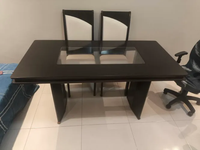 Mesa c\ duas cadeiras 