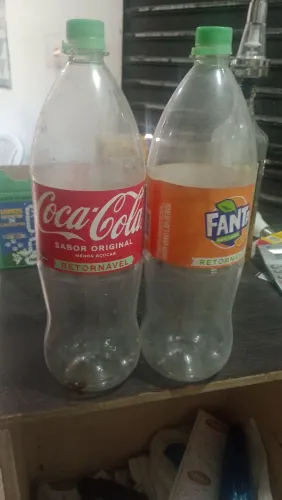 Vende-se Garrafa de Coca cola Retornável de 2 litros 