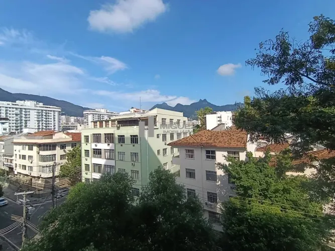 Alugo Amplo Apartamento de 93M² com Varanda, 3 Quartos (1 Suíte), Dependência Completa e C