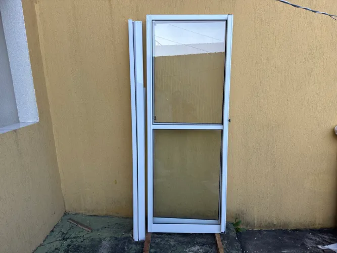 Porta balcão semi nova 1,55x2,10 nunca foi usada
