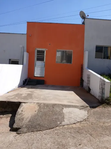 Kitnet na vila Helena com vaga de garagem. Ótimo local.