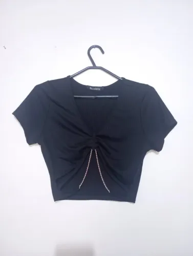 Cropped feminino preto canelado com corrente