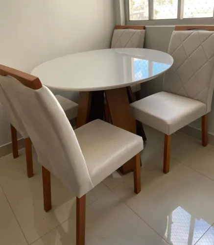 Conjunto de mesa com 4 cadeiras 103x103 nova a pronta entrega
