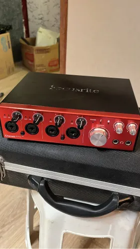 Focusrite Clarett 4pre 18 Canais Thunderbolt 