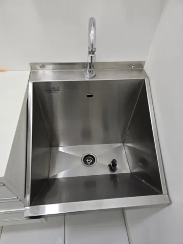 LAVATÓRIO INOX COM PEDAL E ACIONAMENTO ELÉTRICO