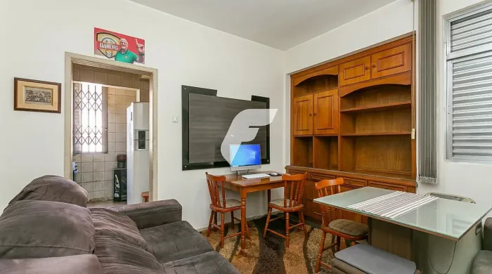 Apartamento 3 Quartos com 1 Suíte - com Vaga de Garagem - Centro de Florianópolis
