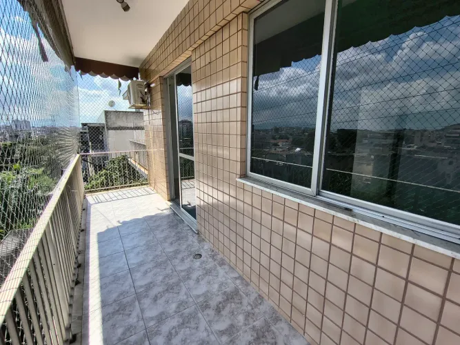 Prédio com elevador e varanda na Vila da Penha, com 2 Quartos, Vaga de garagem demarcada!