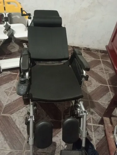 Cadeira de rodas motorizada 