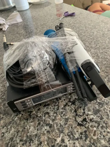Kit Microfone Sem Fio Duplo UHC Profissional Sennheiser EW135 + Dois cabos P10 + Cabo XLR