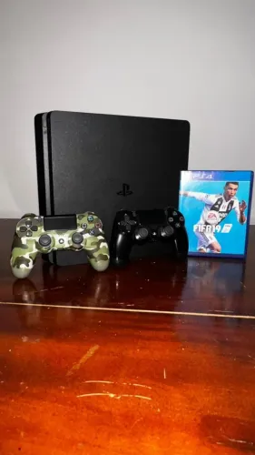 PS4 SLIM 1TB - 2 CONTROLES E FIFA 19