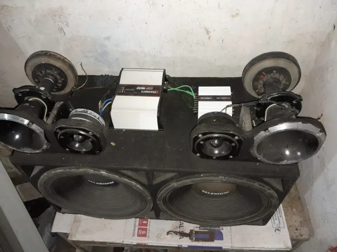 Vendo caixa de som Potente 2 de 15 p de 1.600w 