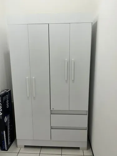 Guarda - roupa pequeno