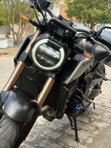 Moto CB650r novíssima 