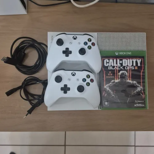 Xbox One S 1TB 2 controles + jogo