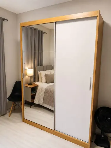 Guarda-roupa com espelho - praticamente novo
