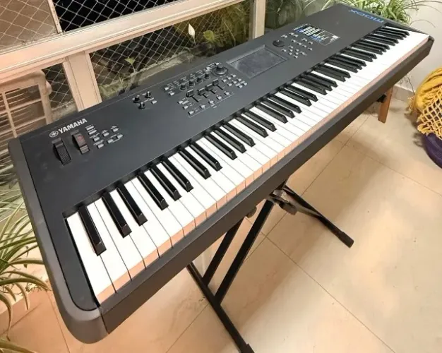 Teclado Sintetizador Profissional Yamaha MODX8 - 88 teclas. Pedal, mesa, estojo e fonte