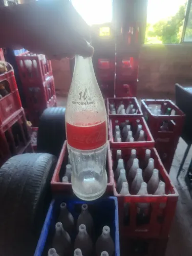 Vasilhames de cocacola retornável de 1 litro