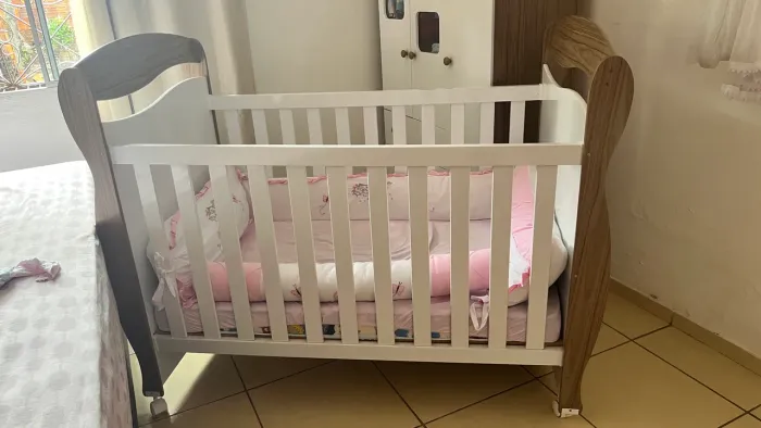 Berço de rodinha com colchão semi novo nunca mijado 