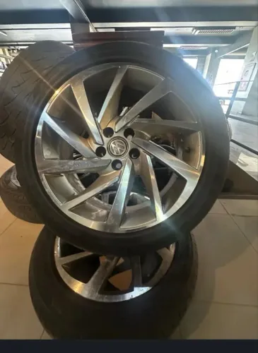 Rodas polo highline aro 17 pneus 80% $4000