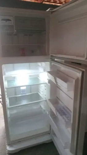 vendo uma geladeira