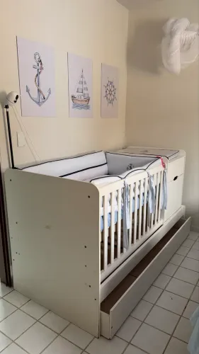 Berço com Cômoda e Cama Auxiliar