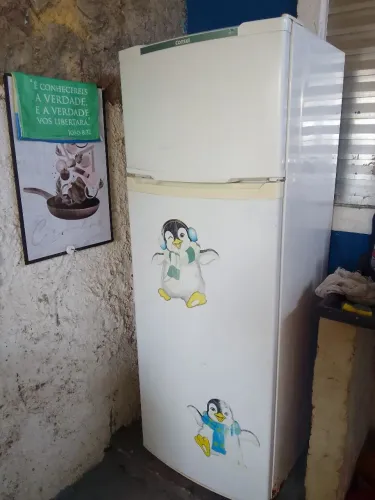 Geladeira 340litros gelando muito bem com pequenas avarias, e faltando as prateleiras da p