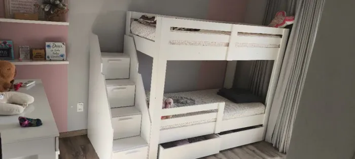 Beliche infantil com 2 gavetões e escada com 4 portas