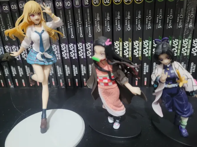 3 figures/miniaturas de anime: Demon slayer e sono bisque doll