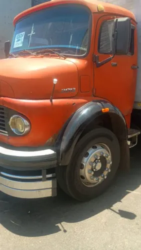 Caminhão baú 2013 Mercedes Benz