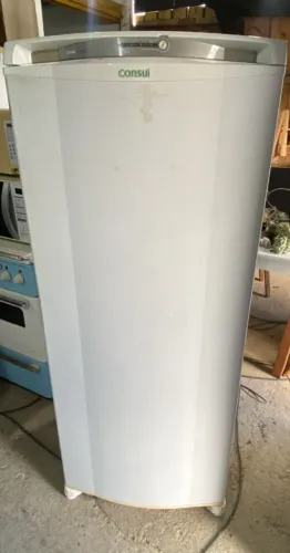 Geladeira Consul branca, frostfree, de 1 porta, em bom estado de uso.