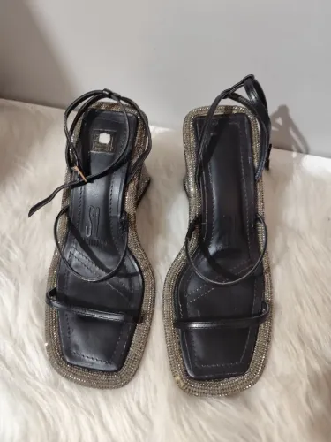 Sandália Santa Lola tamanho 36